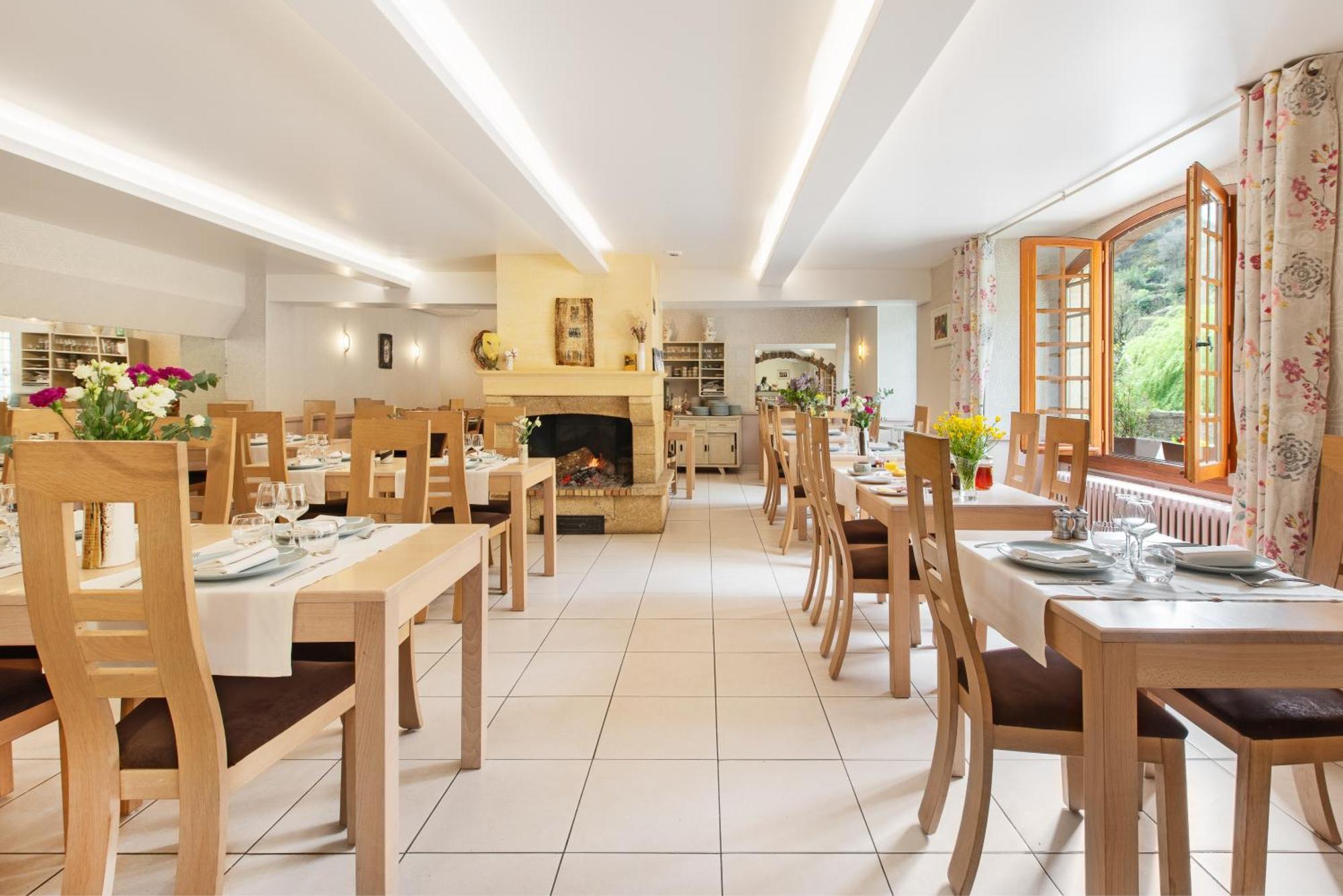 Hotel Restaurant Le Relays Du Chasteau - Logis Hotel Brousse-le-Chateau Exterior foto